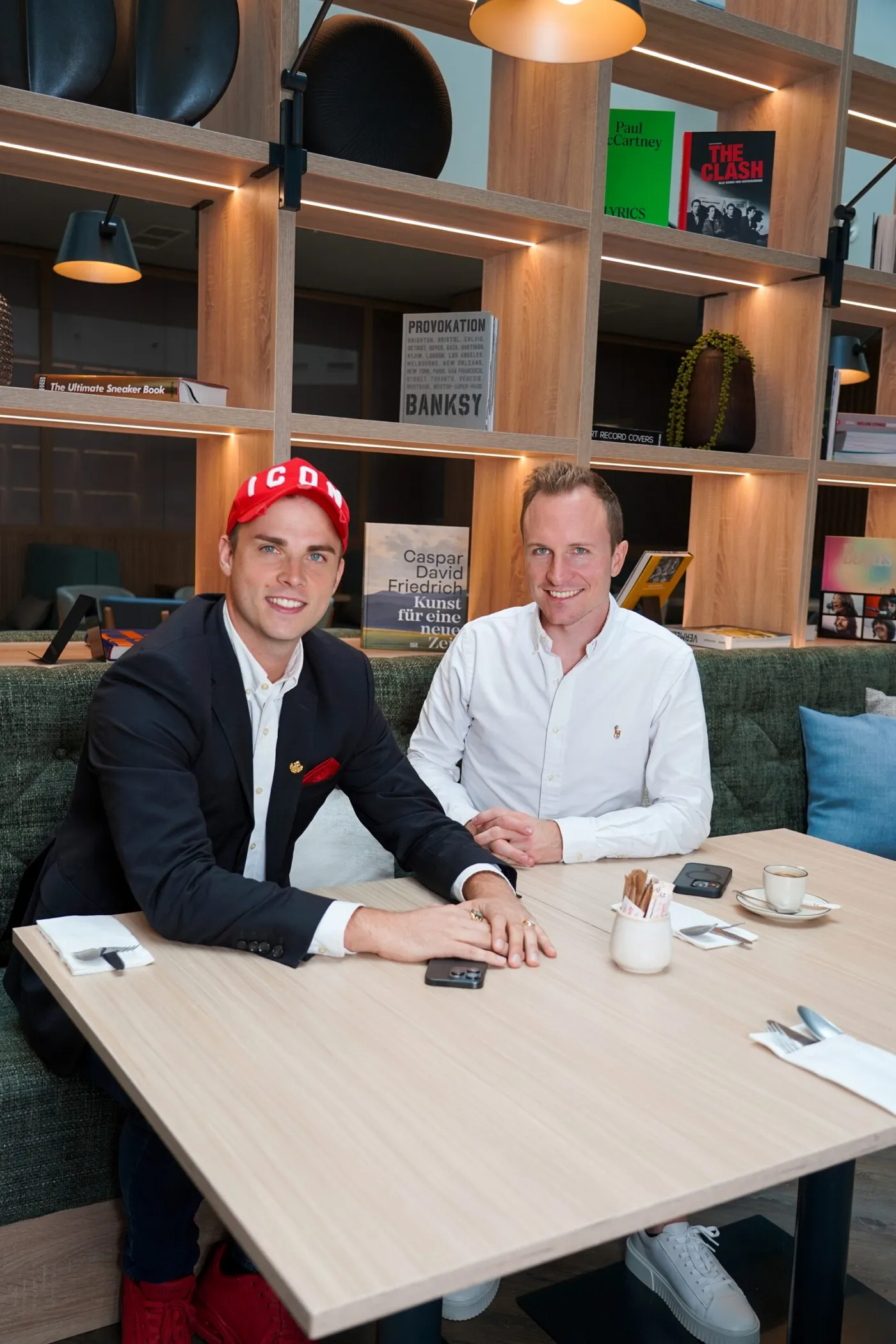 Philip Slapar im Gespräch mit einem Geschäftspartner